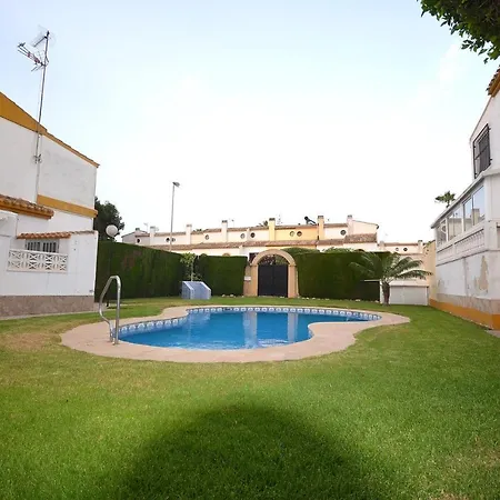 Agradable Adosado Con Piscina, Duchas Hidromasaje Сasa de vacaciones