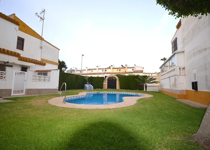 Agradable Adosado Con Piscina, Duchas Hidromasaje Holiday home