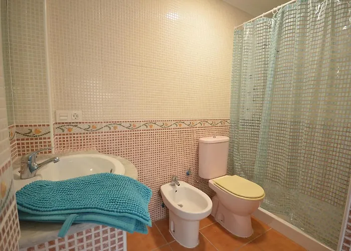 Agradable Adosado Con Piscina, Duchas Hidromasaje