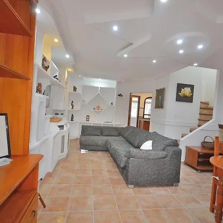 Agradable Adosado Con Piscina, Duchas Hidromasaje