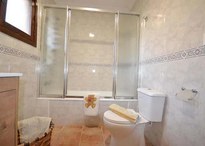 別荘 Agradable Adosado Con Piscina, Duchas Hidromasaje トレビエハ