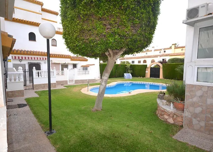 Agradable Adosado Con Piscina, Duchas Hidromasaje 別荘